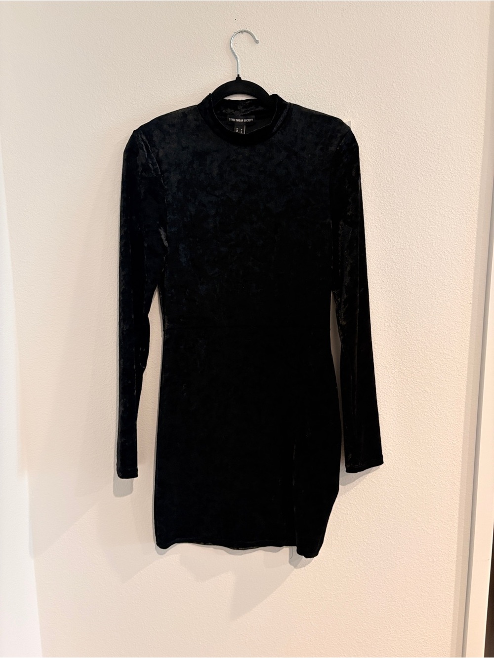 Black Velvet Long-Sleeve Bodycon Dress